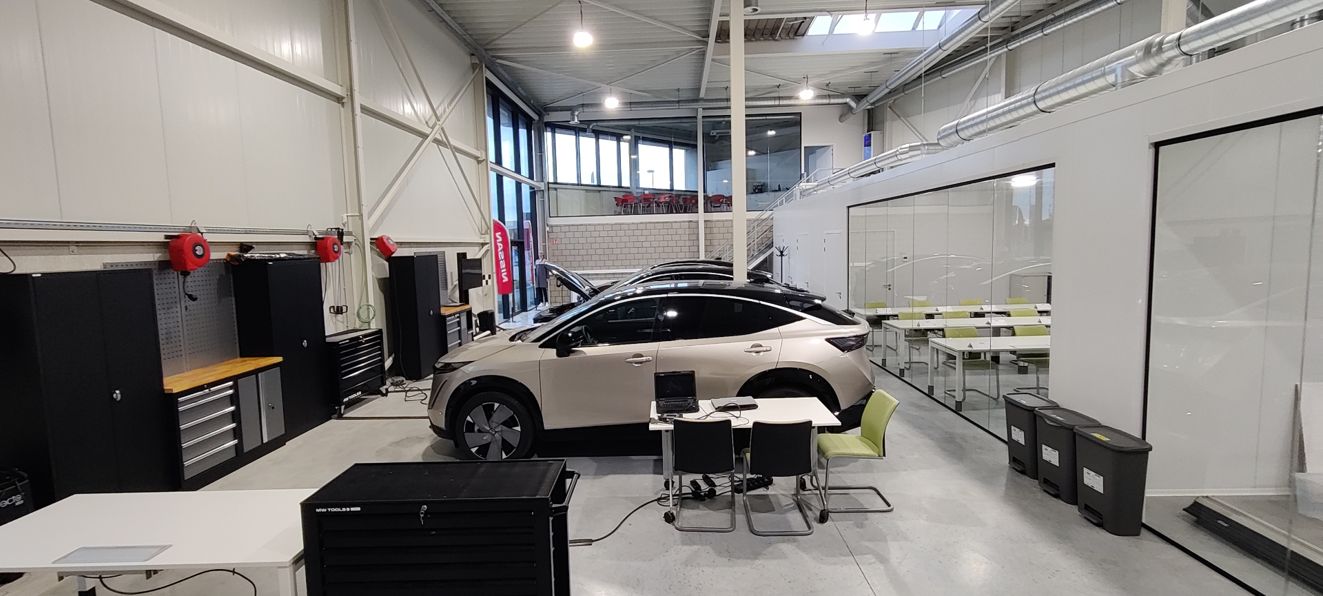 Nissan Academy detail 1